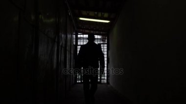 Rus cezaevi Colony, hapis, kış glidecam hapishanede koridorda yürürken hapishane memuru