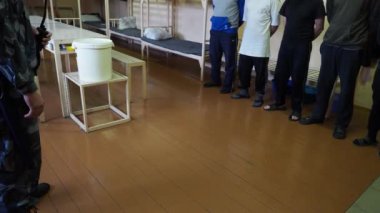 Hapishane memuru ıslah koloninin, Rusya hücre içindeki stand infront hükümlü