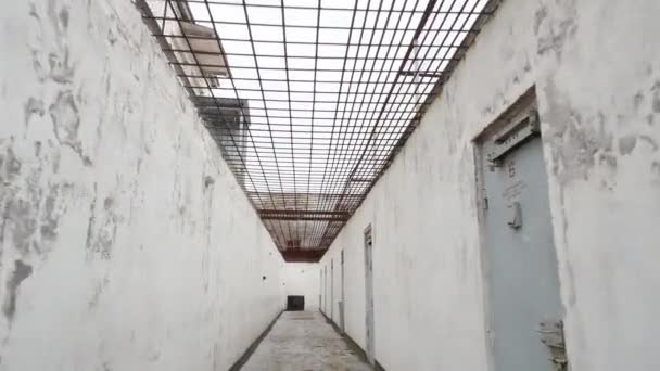 Коридор прогулочного двора с дверями в исправительной колонии, тюрьма в России зимой — стоковое видео