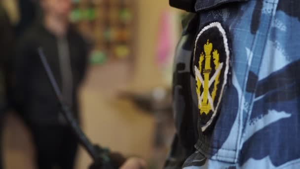 Patch met het woord "Recht" op gevangenis officier uniform in de cel, close-up — Stockvideo