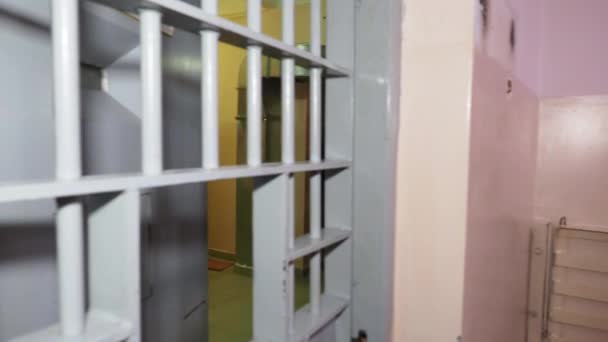 Interieur van de cel van de straf van de Russische correctionele kolonie, gevangenis — Stockvideo