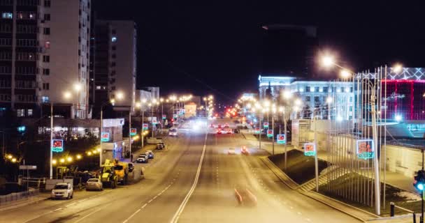 Κυκλοφορίας σε Zaki Validi δρόμο κοντά στο συνεδριακό κέντρο στο Χρονοεγγραφή νύχτα Χειμώνας-Ufa, Ρωσική Ομοσπονδία, 07.01.2017 — Αρχείο Βίντεο