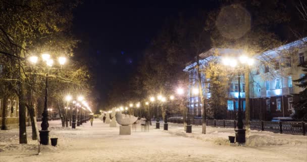 Tıp Üniversitesi Lenina sokak kışın gece - Ufa, Rusya, 08.01.2017 — Stok video