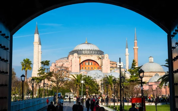 Exterior de la Santa Sofía en Sultanahmet, Estambul, en un día soleado — Foto de Stock