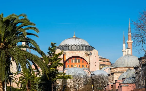 Exterior de la Santa Sofía en Sultanahmet, Estambul, en un día soleado — Foto de Stock