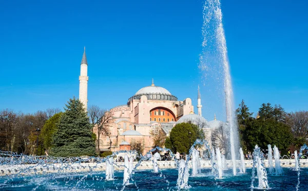 Exterior of the Hagia Sophia in Sultanahmet, Istanbul, on sunny day — Stock Photo, Image