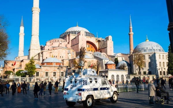 Police patrol armored car in front of Hagia Sophia in Sultanahmet, Istanbul, on sunny day - 24.11.2017, Istanbul, Turkey — Stock Photo, Image