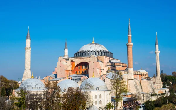 Exterior of the Hagia Sophia in Sultanahmet, Istanbul, on sunny day — Stock Photo, Image