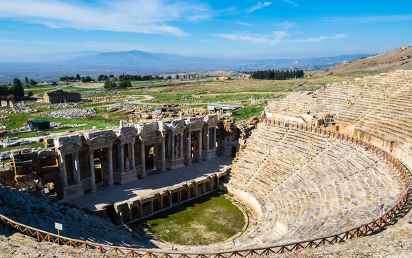 Rovine Teatro antico nell'antica città greca Hierapolis, Pamukkale, Turchia Foto Stock