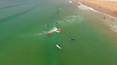 Costa Caparica güzel okyanus plaj, Portekiz grup sörf dersi. Havadan görünümü