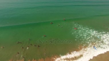 Costa Caparica güzel okyanus plaj, Portekiz grup sörf dersi. Havadan görünümü