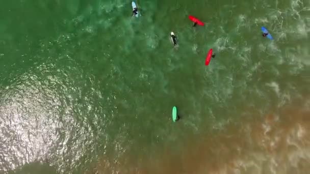 Clases de surf en grupo en Costa Caparica beautiful ocean beach, Portugal. Vista aérea — Vídeos de Stock