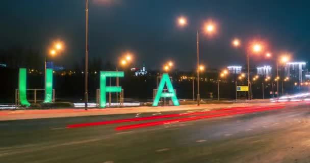 Timelapse işaret Ufa ve taşıma Rating kış gecesi şehirde içine ana yol üzerinde. Başkurdistan, Rusya Federasyonu. — Stok video