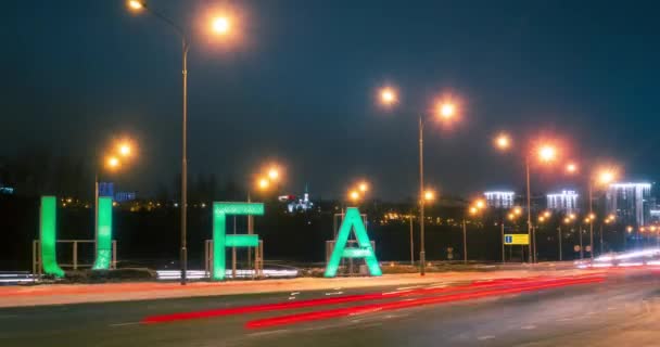 Timelapse işaret Ufa ve taşıma Rating kış gecesi şehirde içine ana yol üzerinde. Başkurdistan, Rusya Federasyonu. — Stok video