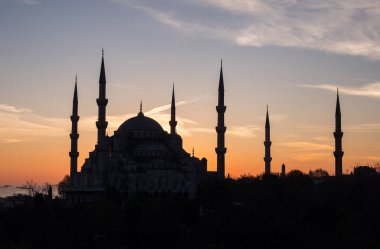 Istanbul, Türkiye'de günbatımı arka plan üzerinde Sultan Ahmed Camii silüeti
