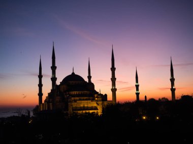 Istanbul, Türkiye'de günbatımı arka plan üzerinde Sultan Ahmed Camii silüeti
