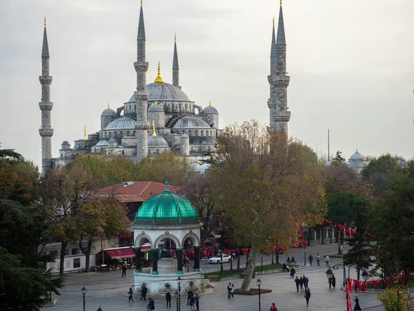 Turisztikai járkálni a Kék mecset, Ahmed szultán és a Sultanahmet - Isztambul, Törökország, 27.11.2017 — Stock Fotó