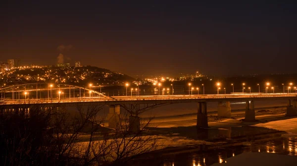 Wieczorem widok z mostu nad rzeką biała w Ufa zimą, Rosja, — Zdjęcie stockowe