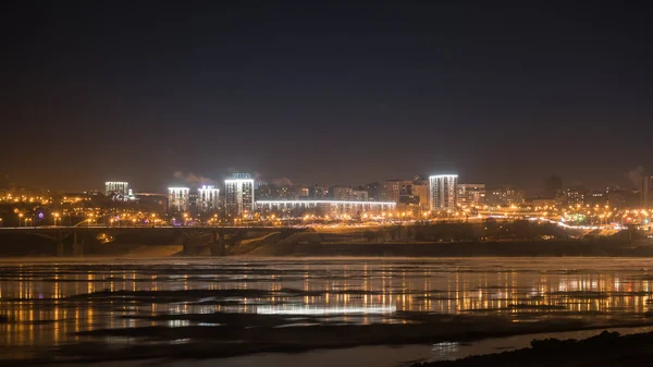 White River kış, Rusya buzla kaplı üzerinde şehir Ufa görünümünü akşam.