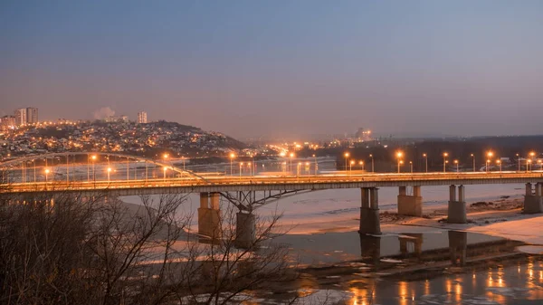 Vista serale del ponte sul fiume Bianco a Ufa in inverno, Russia , Fotografia Stock