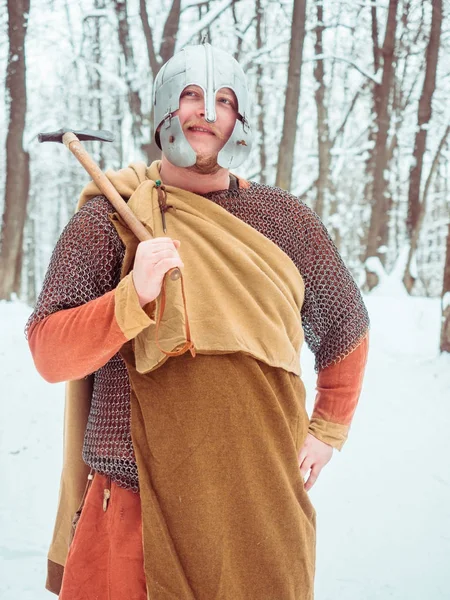 Posta ve kask Ortaçağ İrlanda savaşçı bir çekiç kış orman içinde tutar.