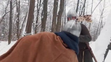 Ortaçağ Frenkler ve viking savaşçıları bir kış orman kılıç ve kalkanlar ile mücadele zırh