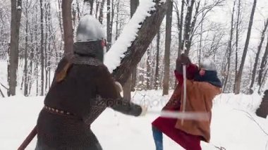Ortaçağ Frenkler ve viking savaşçıları bir kış orman kılıç ve kalkanlar ile mücadele zırh