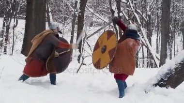 Ortaçağ İrlandalı ve Frenk savaşçılar kılıç ve kalkanlar kış ormanla mücadele zırh