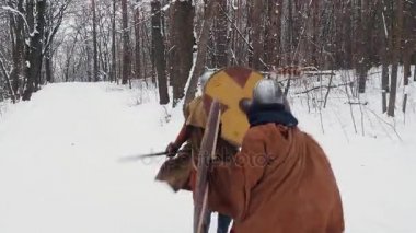 Ortaçağ İrlandalı ve Frenk savaşçılar kılıç ve kalkanlar kış ormanla mücadele zırh
