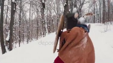 Ortaçağ Frenkler ve viking savaşçıları bir kış orman kılıç ve kalkanlar ile mücadele zırh