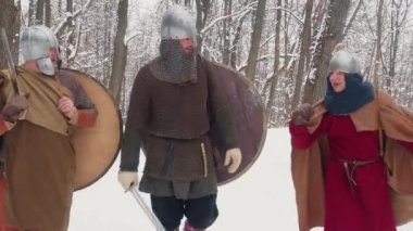 Ortaçağ Frenkler, İrlandalı, viking savaşçıları zırh kılıç kalkan ile bir kış ormanda yürüyüş