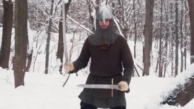 Ortaçağ viking savaşçıları bir kış orman iki kılıç ile mücadele zırh