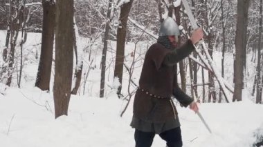 Ortaçağ viking savaşçıları bir kış orman iki kılıç ile mücadele zırh