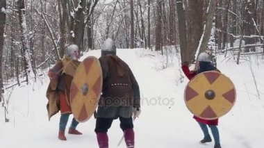 Ortaçağ Frenkler, İrlandalı, viking savaşçıları bir kış orman kılıç kalkan ile mücadele zırh