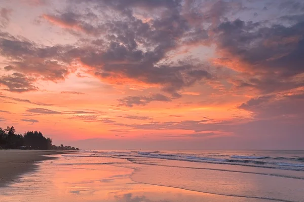 罗勇府海滩的海域上空惊人的日出 — 图库照片