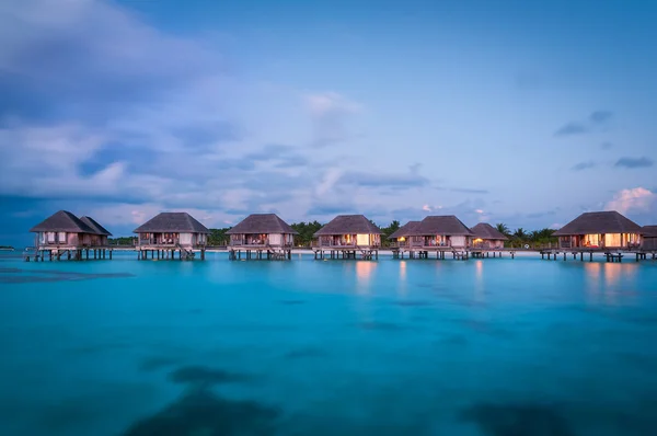 Bungalows d'eau des Maldives au crépuscule — Photo