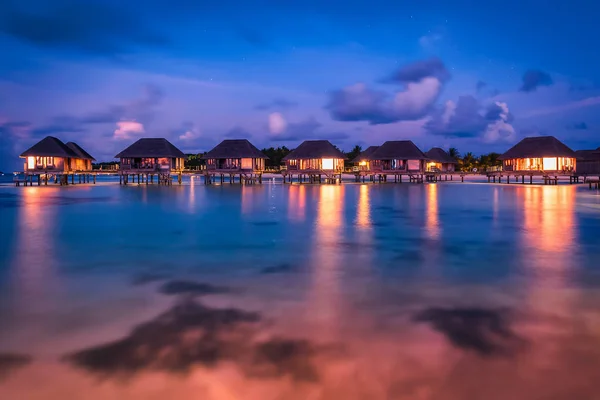 Maravillosa hora del crepúsculo en el resort de playa tropical en Maldivas — Foto de Stock