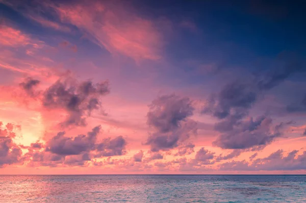 Hermosa puesta de sol en Maldivas — Foto de Stock