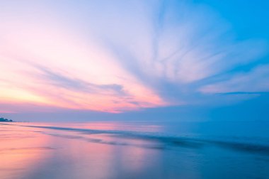 Rayong Plajı'nda denize tatlı gündoğumu