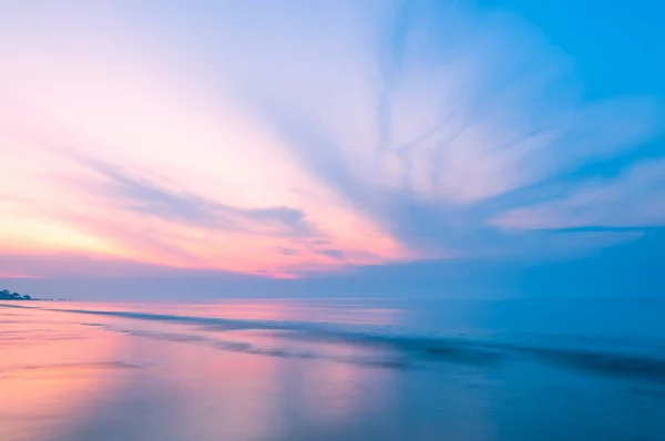 Dulce amanecer sobre el mar en la playa de Rayong — Foto de Stock