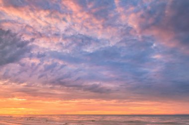 Rayong Plajı'nda denize çarpıcı gündoğumu