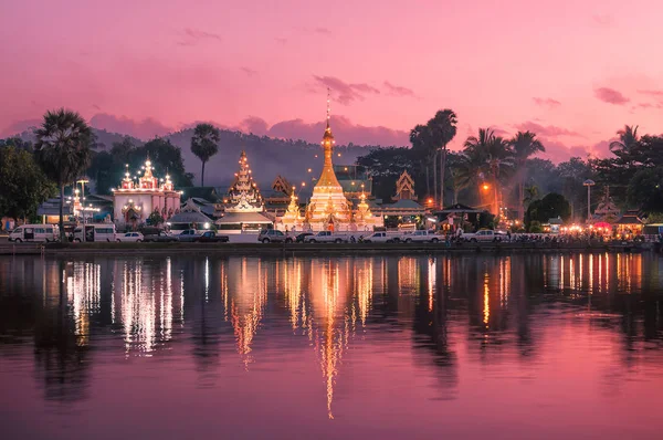 Alacakaranlık anda Wat Jong Klang ve Wat Jong Kham