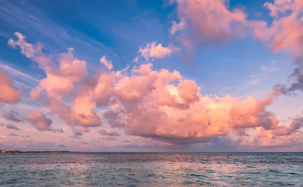 Paisaje marino tropical matutino en Maldivas — Foto de Stock
