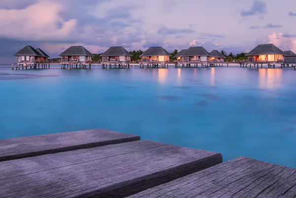 Maravillosa hora del crepúsculo en el resort de playa tropical en Maldivas — Foto de Stock