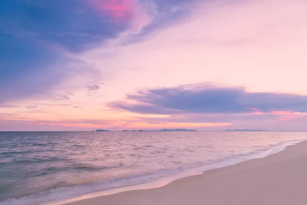 Hermosa puesta de sol sobre el mar con nubes dramáticas — Foto de Stock