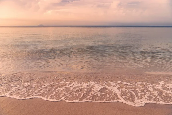 Hermoso amanecer en la playa de Rayong, Tailandia — Foto de Stock