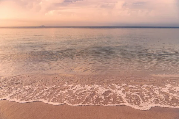 Gyönyörű napfelkelte strandon Rayong, Thaiföld — Stock Fotó