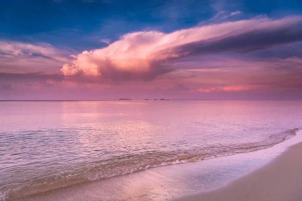Krásný východ slunce na pláži Rayong, Thajsko — Stock fotografie