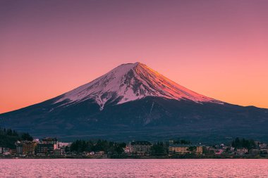 Fuji Dağı ve Kawaguchi Gölü 'ndeki son ışık.