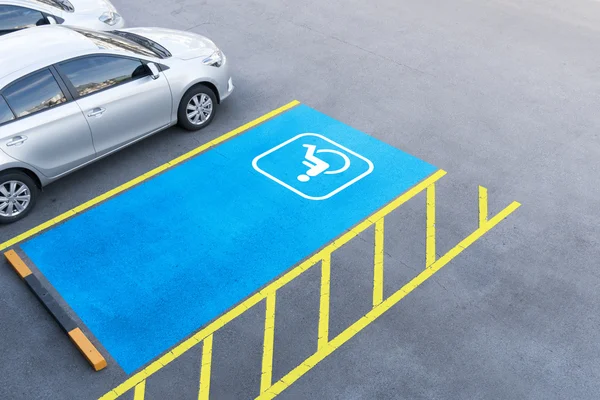 Uluslararası engelliler sembolü bir sho üzerinde parlak mavi boyalı